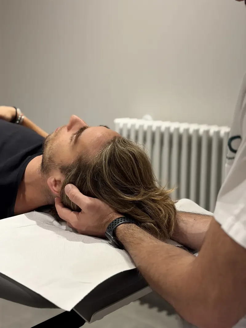 Davide Borghi durante un trattamento osteopatico al collo di un paziente